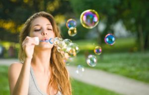 девушка пускает пузыри жить легко